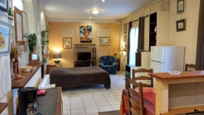 Logement tranquille et frais proche gare au RDC